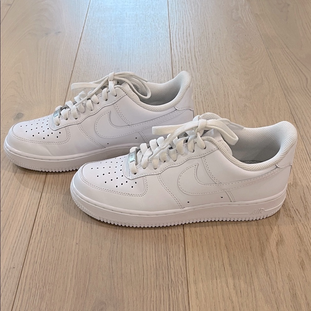 Nike Women’s Air Force 1 White Sneakers Size 9 Almost New - Picture 3 of 8